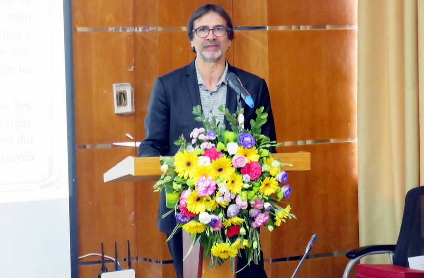 GS Jeans Laurent Viviani - Chủ tịch hội đồng khoa học, trường Đại học Quản lý phát biểu tại buổi lễ
