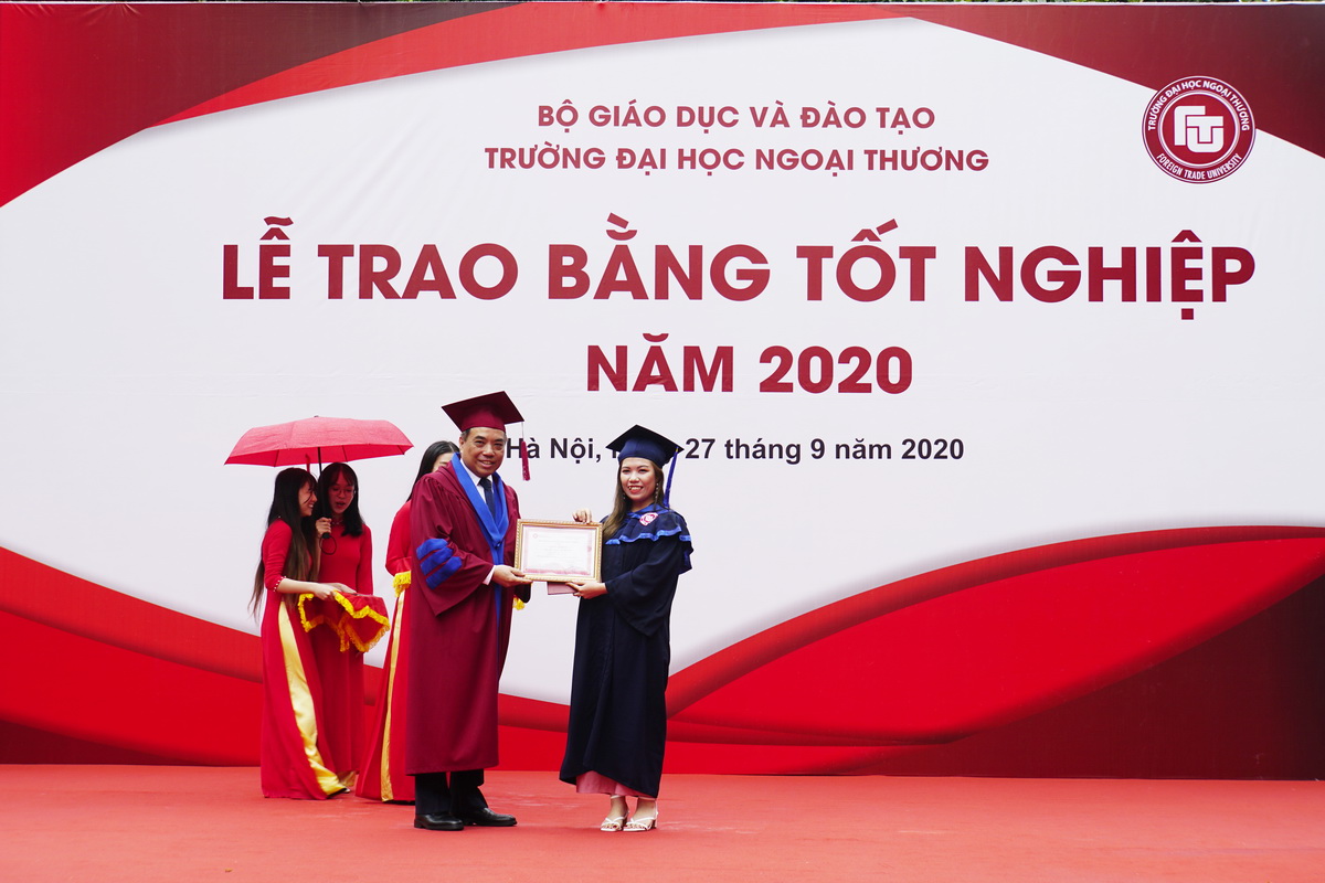 Lễ trao bằng tốt nghiệp cho sinh viên bậc cử nhân hệ đào tạo chính quy năm  2020 tại Hà Nội