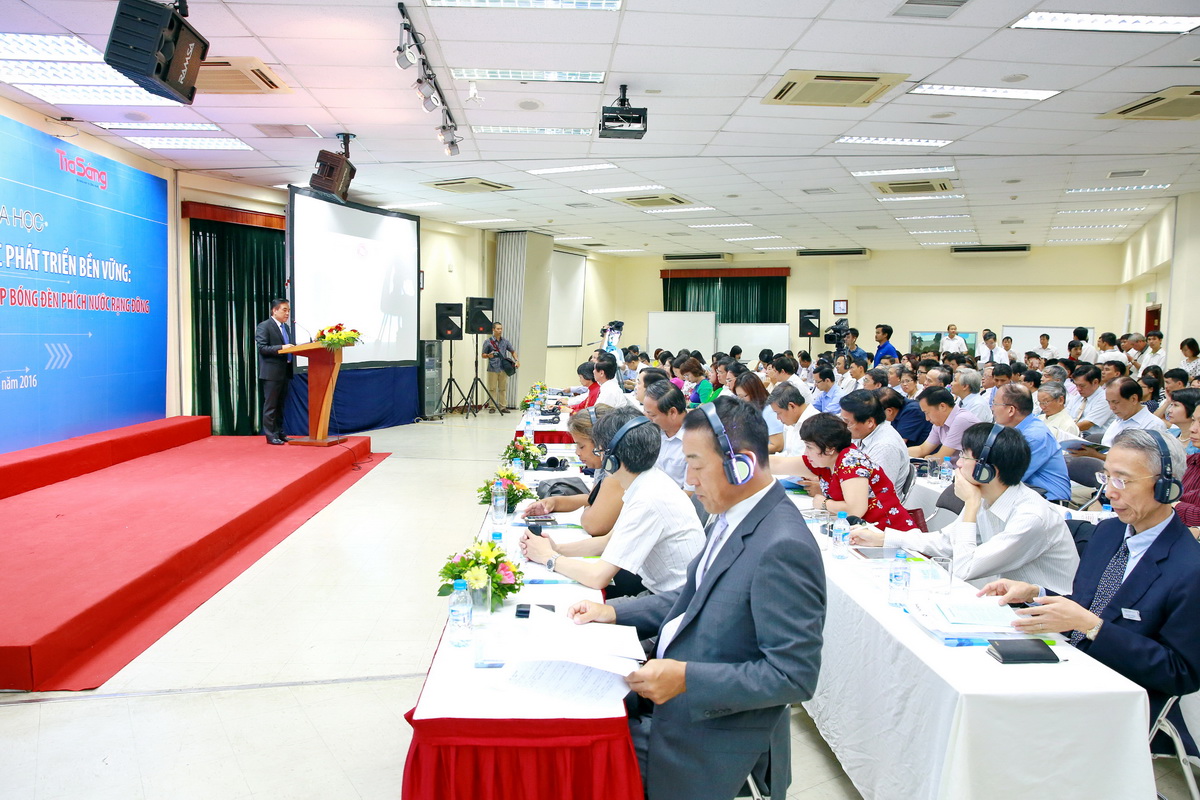 Các nhà khoa học tham gia tọa đàm đưa tri thức thành động lực phát triển bền vững của doanh nghiệp